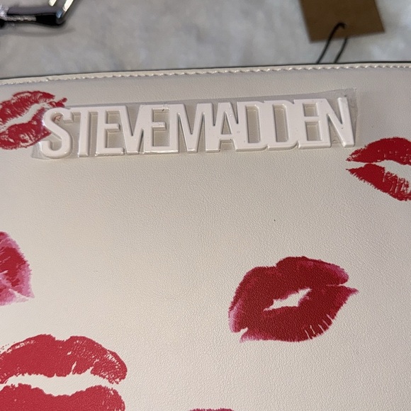 NEW Steve Madden Valentine’s Day Kisses Bevelyn Crossbody Handbag 💋💋 - Picture 2 of 14